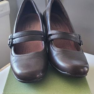 Clarke womens mary jane with small heel.6.5